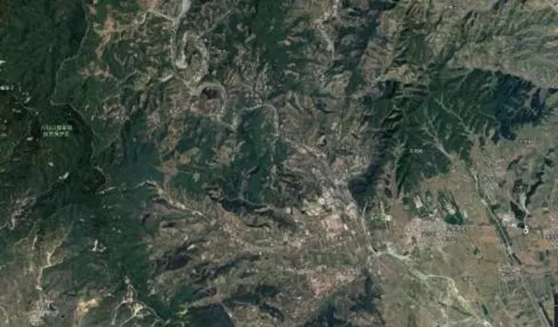 科学发展的今天,从卫星地图上可以清晰的看出万佛园的山水组成了一副
